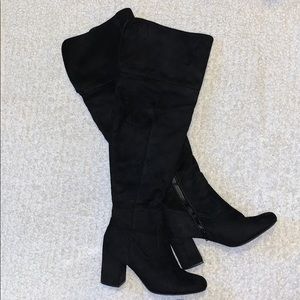 Black Knee-high heeled boots